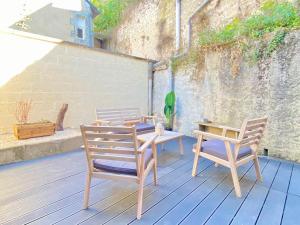 普瓦捷- Le Lys - Magnifique maisonnette avec terrasse的甲板上的两把椅子和一张桌子
