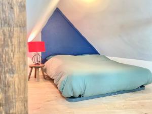 普瓦捷- Le Lys - Magnifique maisonnette avec terrasse的一张蓝色天蓬床