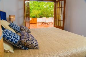 辛特拉Charming Home in Sintra Village的一间卧室配有一张带蓝白色枕头的大床