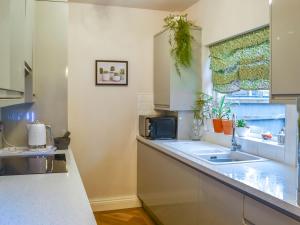 斯凯格内斯Nalas Cottage的厨房设有水槽和窗户。