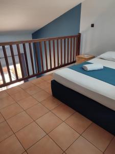 圣吉尔莱班MARINA , 2mn à PIEDS PLAGE BOUCAN CANOT的一间卧室设有一张床和一个阳台