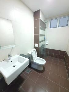 振林山Condo @ Bukit Indah/ Legoland/ Eco Botanic 6 pax的浴室配有白色水槽和卫生间。