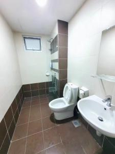 振林山Condo @ Bukit Indah/ Legoland/ Eco Botanic 6 pax的一间带卫生间和水槽的浴室