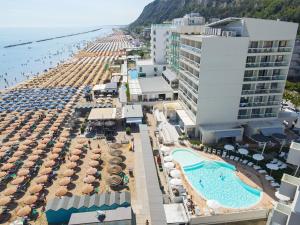 佩萨罗挪特乐思家庭酒店的享有度假村的空中景致,设有游泳池和海滩