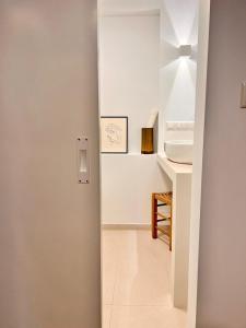 塞萨洛尼基ADI BOUTIQUE HOUSE的白色的浴室设有水槽和台面