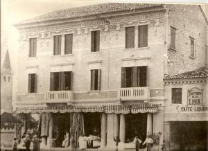皮亚韦河畔诺文塔艾尔伯格里昂多罗餐厅酒店的一张旧黑白相间的建筑照片