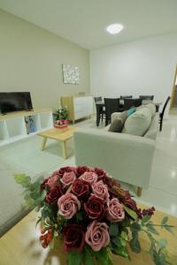 乌鲁阿潘Shanarani Apartament的客厅配有沙发和一束玫瑰花