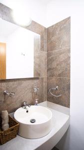 乌鲁阿潘Shanarani Apartament的浴室设有白色水槽和镜子