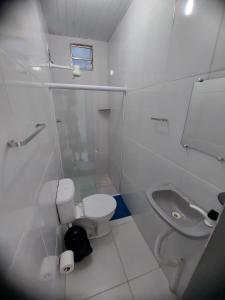 伊塔卡雷Suítes good trip itacare的白色的浴室设有卫生间和水槽。