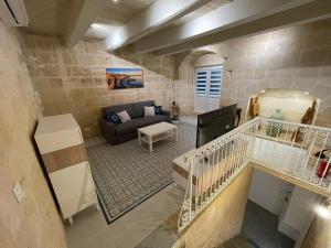 瓦莱塔Valletta Home -Dar il-Kavallier Jacques de Quiqueran的带沙发的客厅的顶部景色