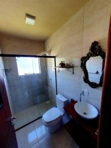 圣阿马鲁-达因佩拉特里斯Chalé da Montanha com Ofurô的一间带卫生间、水槽和镜子的浴室