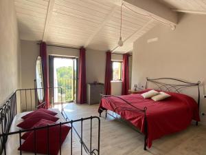 蒙卡尔沃Terrazza Arcius的一间卧室配有一张带红色毯子的床