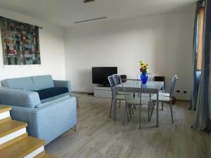 蒙卡尔沃Terrazza Arcius的客厅配有桌子和蓝色沙发