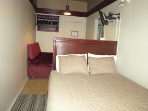圣安娜德蒙国际歌拉维埃耶高酒店的一间卧室配有一张带木制床头板的床