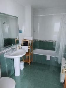 圣维森特-德拉巴尔克拉圣地亚哥阿尔托公寓的浴室配有盥洗盆和浴缸。
