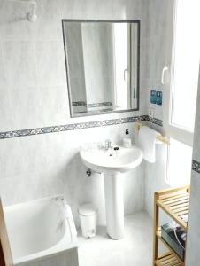 圣维森特-德拉巴尔克拉圣地亚哥阿尔托公寓的浴室配有盥洗盆、镜子和浴缸