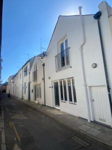 布莱顿霍夫Mrs Butler’s Mews House的街道上一排白色的建筑