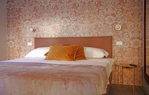 维罗纳Romantic Verona的一间卧室配有床和壁纸墙