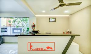 KharadiTreebo Trend Kuber Inn的带吊扇的台面的厨房