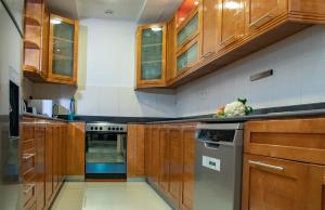 拉斯阿尔卡麦Bansal Villa with Private Pool的厨房配有木制橱柜和炉灶。