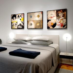 里斯本New Art Apartment的卧室配有一张四幅画的墙壁床。
