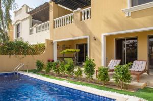拉斯阿尔卡麦Bansal Villa with Private Pool的一座带游泳池和房子的别墅