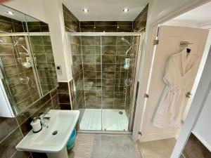 佩尼斯通Holly House - Executive Rural Home with Jacuzzi的带淋浴和盥洗盆的浴室