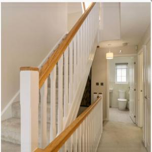 佩尼斯通Holly House - Executive Rural Home with Jacuzzi的房屋内的楼梯,浴室内设有卫生间
