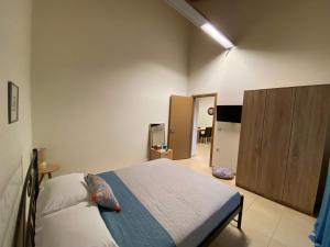 纳夫普利翁Aggeliki's guest house的一间卧室配有一张床和橱柜。