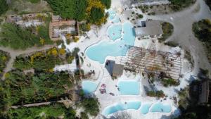 巴尼圣菲利波Apartament Thermae的享有水上公园的空中景致,设有蓝色泳池