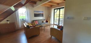 切尔尼杜尔Relax Chalet的带沙发、桌子和窗户的客厅