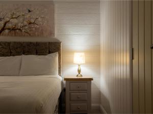 珀斯Lodge 3 - Rait的一间卧室,配有一张床和床头灯