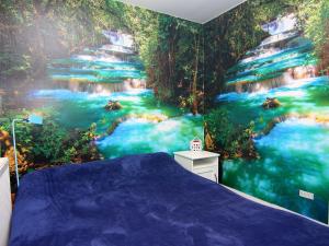GüsterHoliday flat at the Prüßsee with beautiful bathing area in Güster的卧室拥有河流壁画