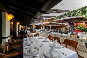 El GallineroMorada la Noria的用餐室,配有带盘子和餐巾的桌子