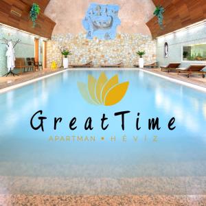 赫维兹Great Time Apartman的游泳池上标有度假村标志