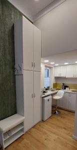 瓦特拉多尔内Apartament M Vatra Dornei的厨房配有白色橱柜和白色冰箱。
