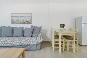 帕纳基雅Villa Oresti的客厅配有沙发和桌子