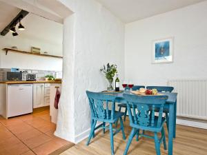 Saint MartinGranary - Uk31175的厨房配有蓝色的桌子和蓝色的椅子
