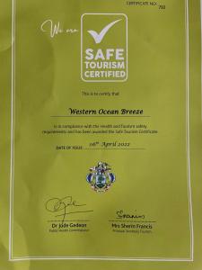 维多利亚Western Ocean Breeze Self Catering的绿色信封,带有安全旅游认证标志