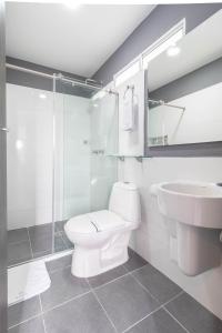 库库塔Bianco Hotel Boutique的浴室配有卫生间、盥洗盆和淋浴。