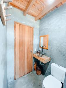 卡拉伊瓦Caramuru Hostel Caraíva的一间带卫生间和水槽的浴室