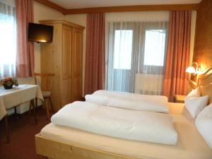 迈尔霍芬安贝尔格旅馆的酒店客房设有三张床和一张桌子