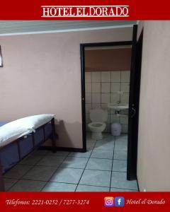 圣何塞多拉多酒店的一间带床和卫生间的浴室