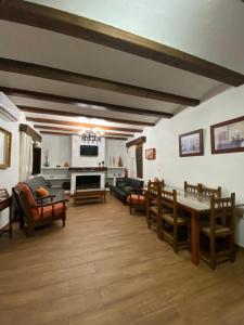 马尔莫莱霍La Casa del Abuelo Jose的带沙发和桌子的大客厅