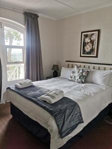 爱德华港20 Montego Bay - Caribbean Estates的一间卧室配有一张大床和两条毛巾