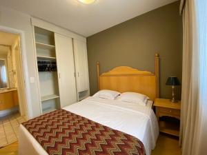 圣保罗Flat Residence Moema c/ cozinha e lavadora UH104的一间卧室配有一张大床和木制床头板