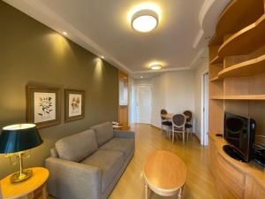 圣保罗Flat Residence Moema c/ cozinha e lavadora UH104的客厅配有沙发和桌子
