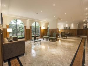圣保罗Flat Residence Moema c/ cozinha e lavadora UH104的大型大堂配有沙发、椅子和窗户。