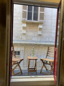 瓦莱塔Valletta Home -Dar il-Kavallier Jacques de Quiqueran的从窗口可欣赏到桌椅的景色