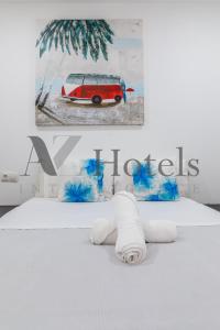马拉加A&Z El Cano - Auto check-in property的卧室配有白色床和红色和白色汽车照片